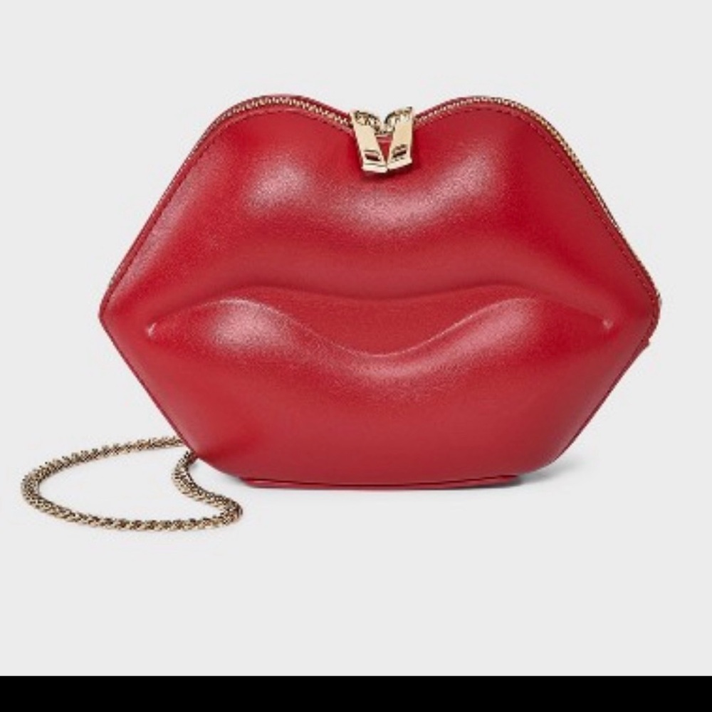 Red Lip-Shaped Crossbody Bag with Gold Chain